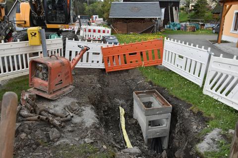 Kabelschacht am Wiesenweg, in dem die nun als Erdkabel verlegten Telefonkabel von Oberschmiedeberg verlaufen.