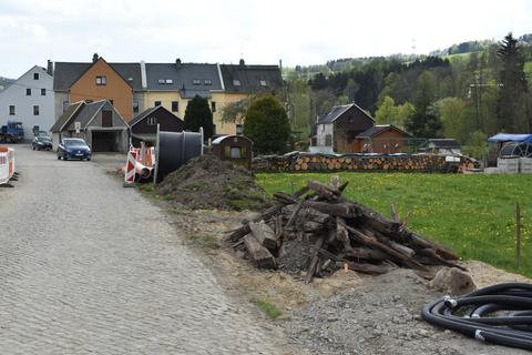 Natürlich kommen beim Tiefbau am Bahndamm auch gelegentlich noch Reste des alten Gleises ans Tageslicht.