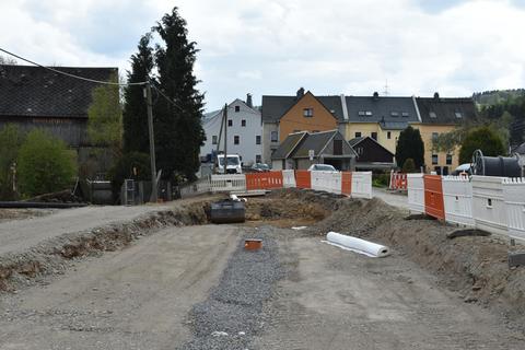 Der Tiefbau mit Tiefenentwässerung und Drainageschicht ist bis zur Einbauposition der künftigen Einfahrweiche aus Richtung Steinbach ausgeführt.