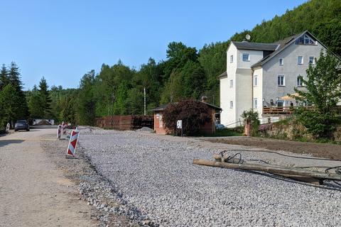 Südlich des Stationsgebäudes ist das Gleisplanum bereits hergestellt.