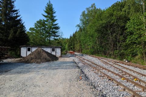 Neben dem Abstellgleis verläuft der Rad-Wanderweg jetzt auf der Ladestraße.