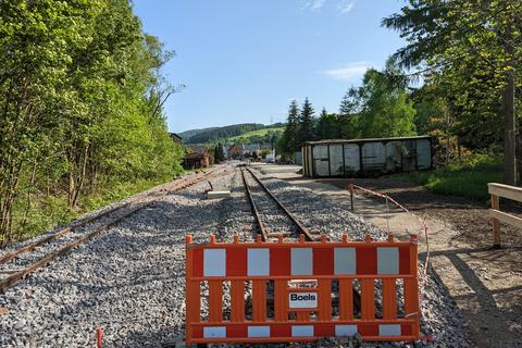 Das Gleisende des Abstellgleises in Verlängerung des Lade- und Umsetzgleises.