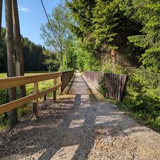 In Richtung Wolkenstein schließt an den Bahnhof die nächste Preßnitzbrücke an, die den Rad-Wanderweg trägt. Seit dem 26. Mai ist der Weg nun wieder nutzbar.