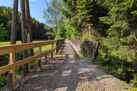 In Richtung Wolkenstein schließt an den Bahnhof die nächste Preßnitzbrücke an, die den Rad-Wanderweg trägt. Seit dem 26. Mai ist der Weg nun wieder nutzbar.