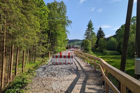 Blick von der Preßnitzbrücke auf das nördliche Gleisende des Bahnhofes Oberschmiedeberg.