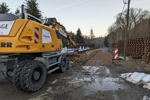 Noch ist die Baustelle zu schlammig, wenn es etwas abtrocknet wird weiter gearbeitet. Der Bagger steht schon bereit.