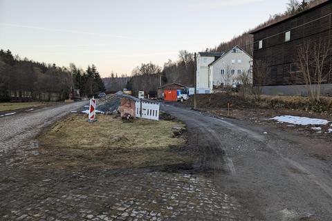 Im künftigen Gleisbereich steht momentan noch das Denkmal zur Erinnerung an die Gefallenen des 1. Weltkrieges aus Oberschmiedeberg. Der Gedenkstein wird jetzt geborgen und künftig neben dem Stationsgebäude aufgestellt.