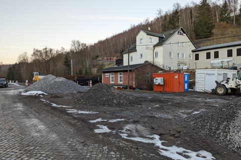 Neben dem Stationsgebäude hat die Tiefbaufirma ihre Baustelleneinrichtung abgelagert.