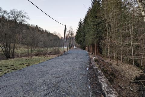 Rund einhundert Meter ab der Preßnitzbrücke wurden bereits mit Schotter eingedeckt.