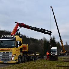 Mit dem Ladekran werden Holzschwellen ausgelegt, um als Unterbau für die Gleisjochstapel zu dienen.