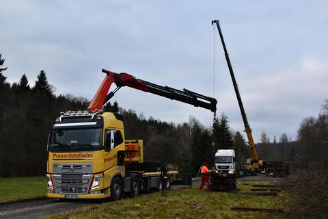 Mit dem Ladekran werden Holzschwellen ausgelegt, um als Unterbau für die Gleisjochstapel zu dienen.