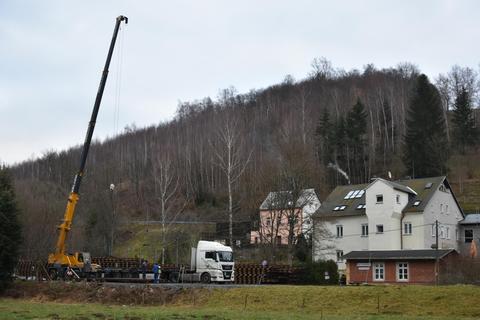 Blick von der angrenzenden Wiese auf das Abladegeschehen.