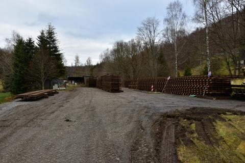 Blick von der Ladestraße auf die Stapel der Gleisjoche.