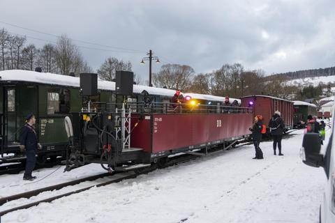 Zur Vorbereitung auf die Party wird im Bahnhof Steinbach das Equipment für Beschallung und Beleuchtung auf dem Aussichtswagen installiert.