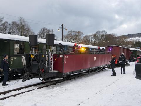 Zur Vorbereitung auf die Party wird im Bahnhof Steinbach das Equipment für Beschallung und Beleuchtung auf dem Aussichtswagen installiert.