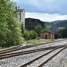 Die Weiche links kennzeichnet die Stelle, an der künftig noch ein Anschlussgleis bis zum Stationsgebäude führt.