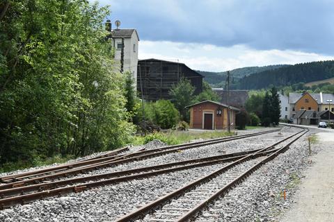 Die Weiche links kennzeichnet die Stelle, an der künftig noch ein Anschlussgleis bis zum Stationsgebäude führt.