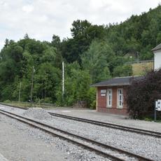 Blick von der Ladestraße in Richtung Stationsgebäude, die Gleise am Stationsgebäude wurden Anfang Juli geschlossen.