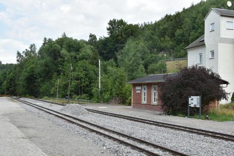 Blick von der Ladestraße in Richtung Stationsgebäude, die Gleise am Stationsgebäude wurden Anfang Juli geschlossen.