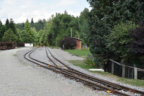 Blick entlang des Bahnhofes Oberschmiedeberg in Richtung Wolkenstein.