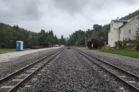 Blick entlang des Bahnhofes Oberschmiedeberg in Richtung Wolkenstein bei Regen.