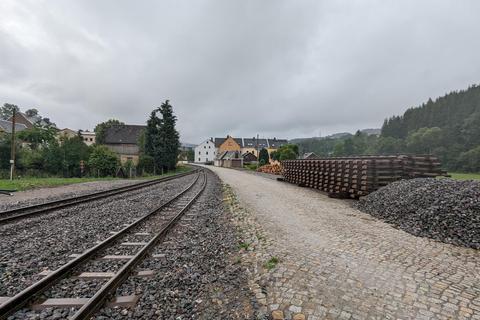 Die Bordkante zur Ladestraße soll ab Ende August hergestellt werden.