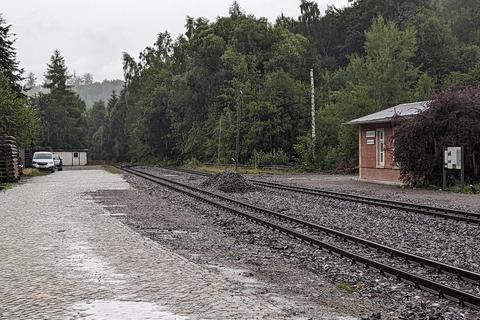 Die Ladestraße wird künftig bis an einen Bordstein parallel zum Gleis gepflastert.