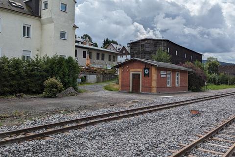 Die Durchfahrt am Stationsgebäude wird künftig noch durch das Anschlussgleis links neben dem Stationsgebäude unterbrochen.