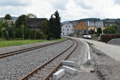 Das Setzen der Granitborde entlang der Ladestraße wird fortgesetzt.