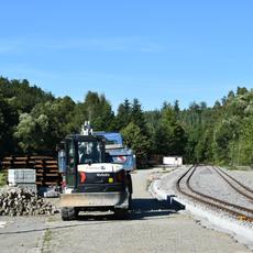 Entlang des Bordes muss die Pflasterung der Ladestraße ergänzt werden.