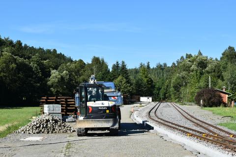 Entlang des Bordes muss die Pflasterung der Ladestraße ergänzt werden.