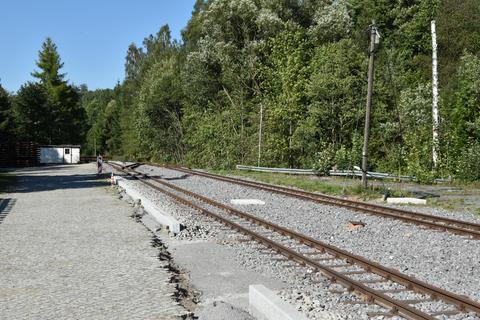 Direkt auf Höhe des Empfangsgebäudes bleibt noch eine Lücke in der Bordkante, da hier noch mit einem größeren Bagger über das Gleis gefahren werden muss, um die Gleisjoche im Gleis 3 zu verlegen.