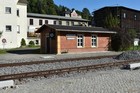 Hier muss noch drüber gefahren werden, um das Gleis am Stationsgebäude zu verlegen.