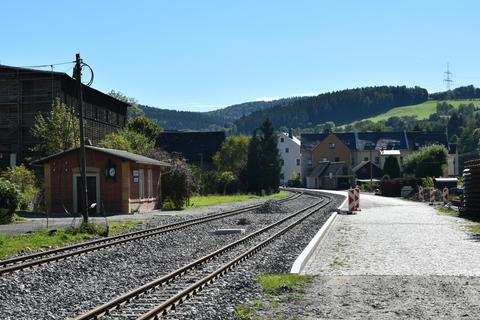 Die Ladestraße ist fertig ausgebessert entlang des neuen Bordes.