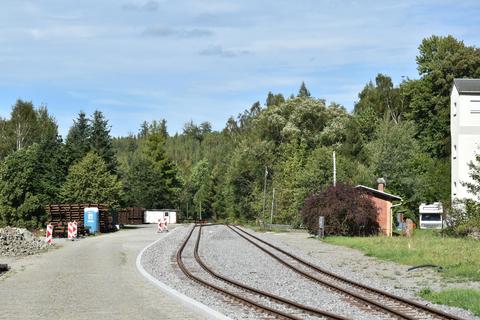 Blick entlang der Gleise und der Ladestraße mit fertiggestelltem Bord.