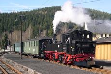 30.04.2005. Abfahrbereiter Zug mit 99 1542-2 im Bahnhof Schmalzgrube nach Steinbach. Foto: Jörg Müller