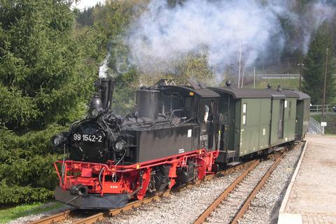 30.04.2005. Einfahrt des Personenzuges mit 99 1542 an der Spitze in den Bahnhof Schmalzgrube. Foto: Jörg Müller