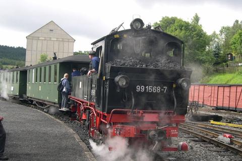 07.08.2005. IV K 99 1568-7 mit abfahrbereitem Zug am Bahnsteig in Jöhstadt. Foto: Jörg Müller