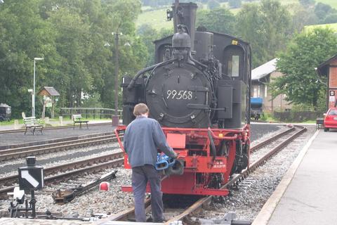 08.08.2005. Zum Verladen bereitgestellt, wird sie mit einem Kupplungsadapter zum Einhängen des Zugseils versehen. Foto: Jörg Müller