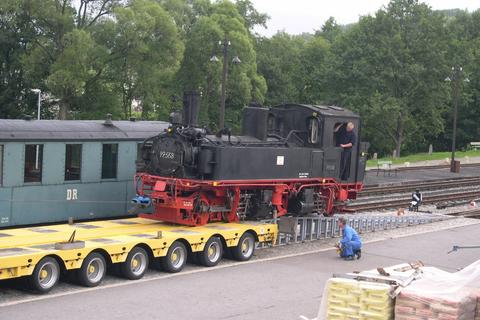 08.08.2005. Verladung über die Rampe auf den bereitstehenden Tieflader. Foto: Jörg Müller