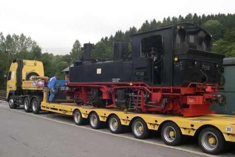 08.08.2005. Transportbereit verladen auf dem Tieflader der Eisenbahn-Bau- und Betriebsgesellschaft Pressnitztalbahn mbH zur fälligen Hauptuntersuchung im Dampflokwerk Meiningen. Foto: Jörg Müller