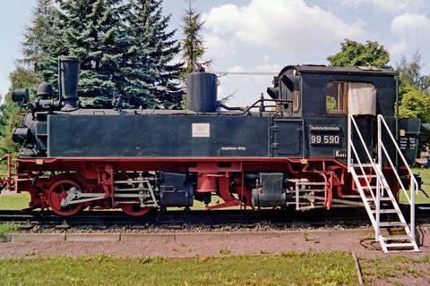 28.07.1992. Noch steht die 99 1590-1 im Reichsbahnausbesserungswerk Leipzig als Ausstellungsstück. Foto: Jörg Müller