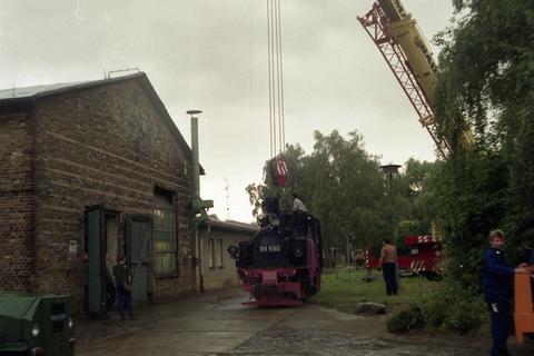 13.08.1992. Erster Schritt für die Lok - die halb auf dem Rasen halb auf dem Weg hier doch etwas ungewöhnlich wirkt. Foto: Jörg Müller