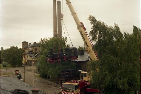 13.08.1992. Der zweite Schritt in Richtung Eisenbahntransportwagen für die Lok am Kranhaken. Foto: Jörg Müller