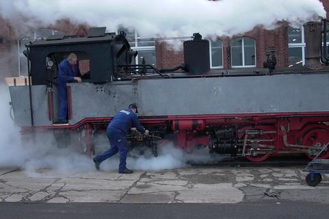 26.11.2003. Mit viel Dampf geht es über die kurze 750-mm-Strecke im Dampflokwerk. Foto: Steffen Buhler