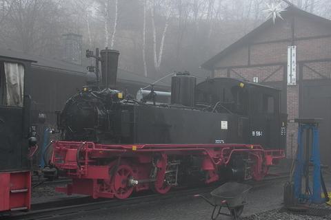 12.03.2003. 99 1590-1 vor dem Lokschuppen in Jöhstadt. Foto: Steffen Buhler