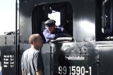 19.08.2006. Fachsimpeln des Lokpersonals an 99 1590-1 in Lohsdorf. Foto: Torsten Seibt