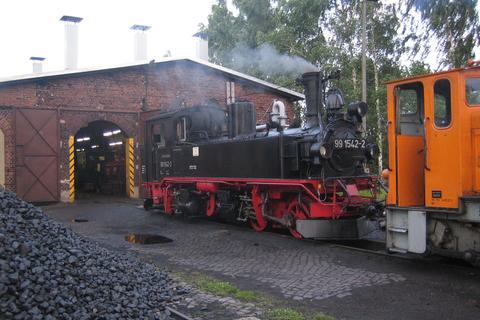 11.6.2009. 99 1542-2 wird in Vorbereitung des Festivals auf der Döllnitzbahn vor dem Mügelner Lokschuppen angeheizt. Davor eine alte Bekannte - die ehemalige Ns4 199 008 aus Wilischthal. Foto: Steffen Buhler