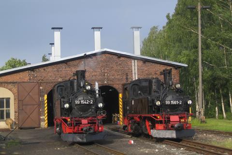 12.6.2009. Treffen der seit 1991 zur Preßnitztalbahn gehörenden 99 1542-2 mit der früheren langjährigen Preßnitztalbahnlok 99 1561-2 vor dem Schuppen in Mügeln. Foto: Steffen Buhler