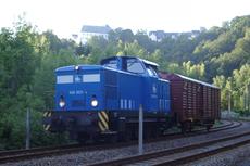 Die V60 der Press GmbH passiert Wolkenstein in Richtung Annaberg mit dem neuen Güterwagen für die Museumsbahn am Haken.